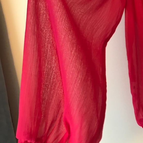 GUESS ❤️️ Cold shoulder top - Picture 6 of 6